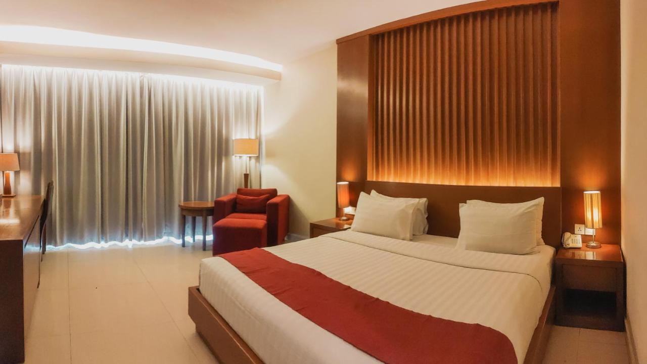 Hotel Square And 3*